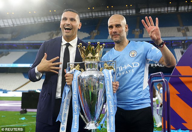 Guardiola bergambar bersama pengerusi City Khaldoon Al Mubarak (kiri) selepas kemenangan kejuaraan musim lalu