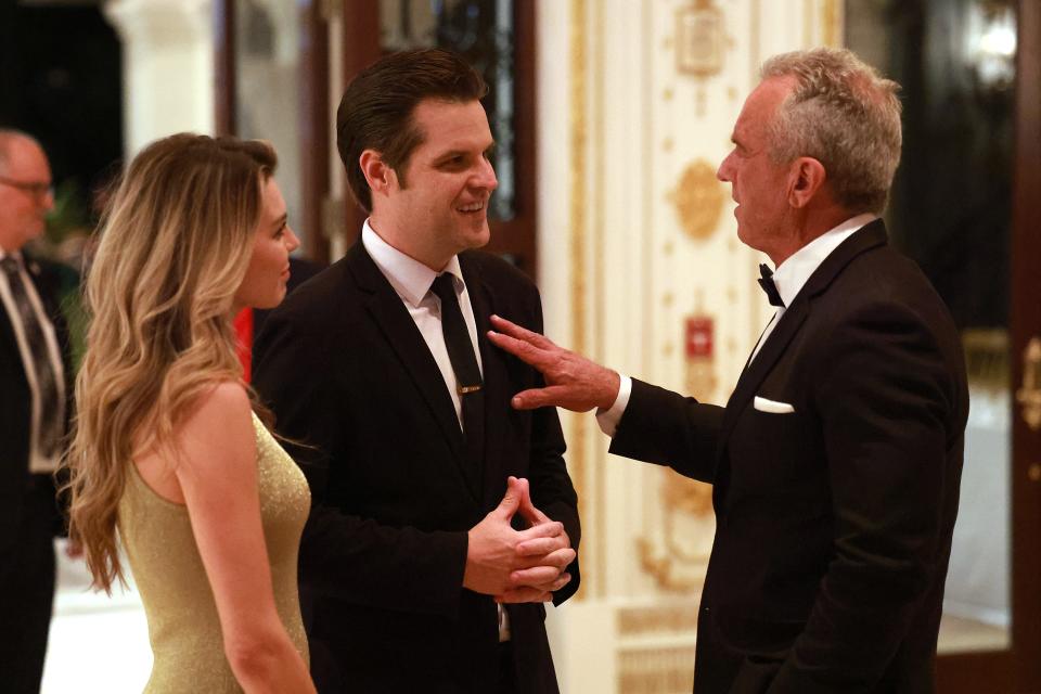 Robert F. Kennedy Jr. (R) berbincang dengan bekas Wakil AS Matt Gaetz dan isterinya Ginger Luckey Gaetz di Gala Institut Dasar Pertama Amerika yang diadakan di Mar-a-Lago pada 14 November 2024 di Palm Beach, Florida.