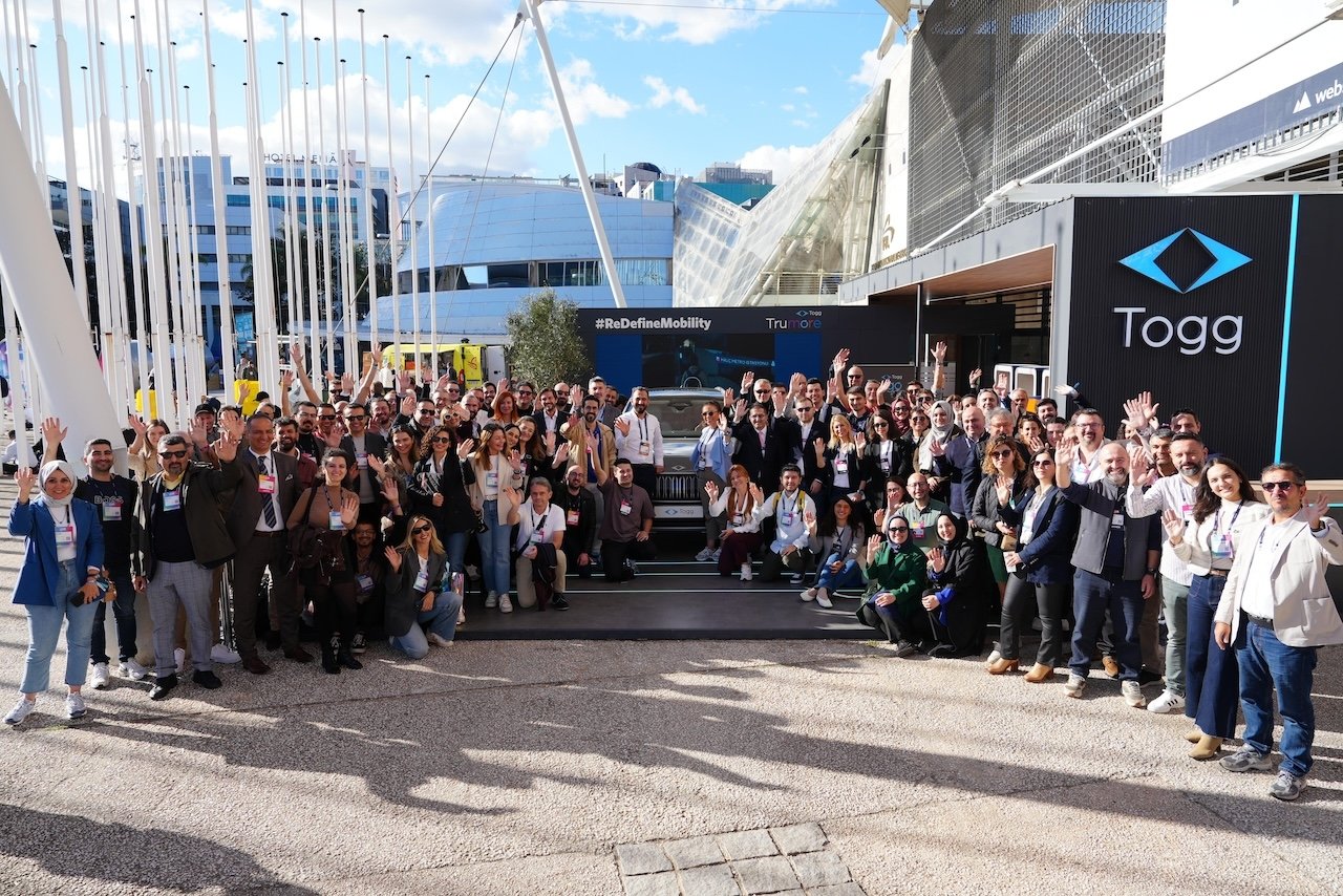 Orang ramai bergambar di hadapan gerai Togg di luar Sidang Kemuncak Web 2024, Lisbon, Portugal. (Foto oleh Timur Sırt)