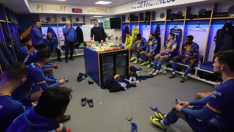 Sam Ricketts ketua jurulatih / pengurus Shrewsbury Town memberi ceramah pasukan separuh masa di bilik persalinan tuan rumah semasa perlawanan Pusingan Keempat Piala FA antara Shrewsbury Town dan Liverpool di New Meadow pada 26 Januari 2020 di Shrewsbury, England