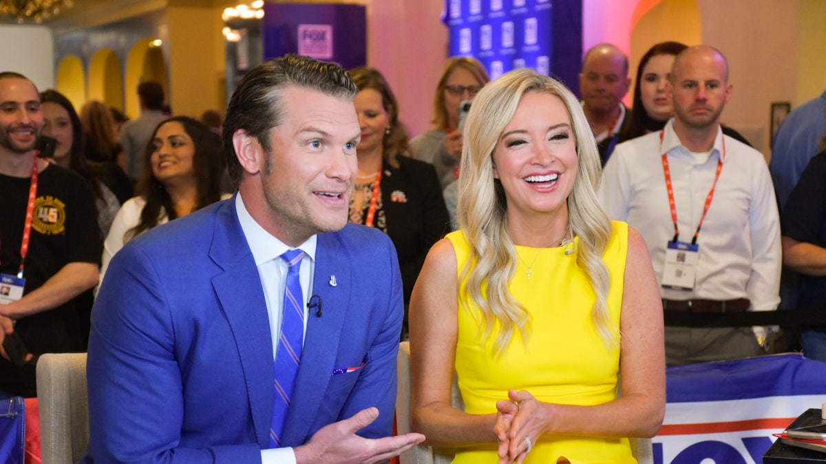 Pete Hegseth, kiri, bersama Kayleigh McEnany