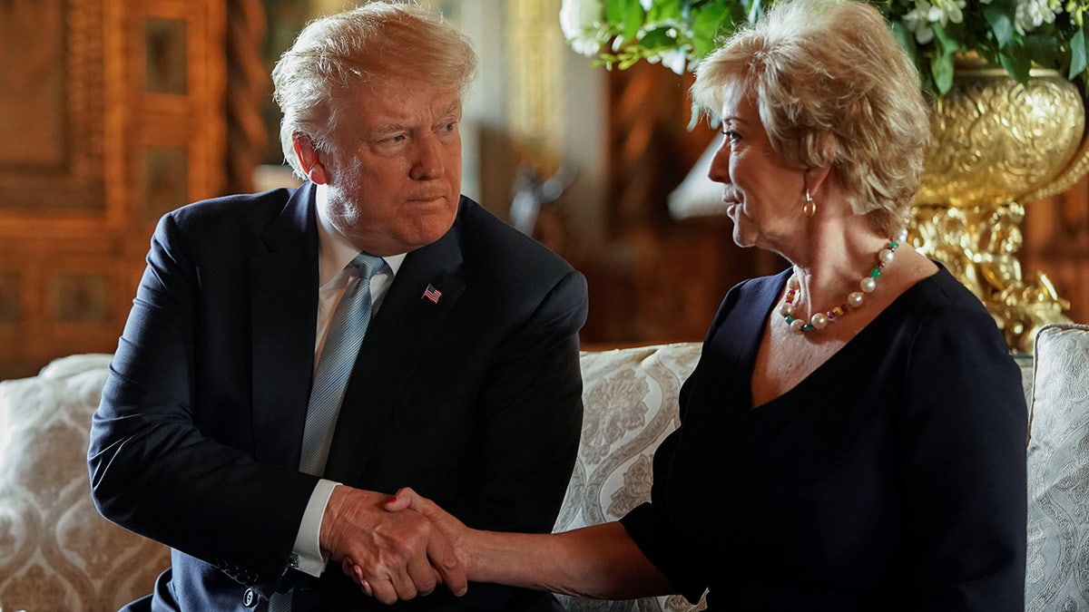 Trump berjabat tangan Linda McMahon