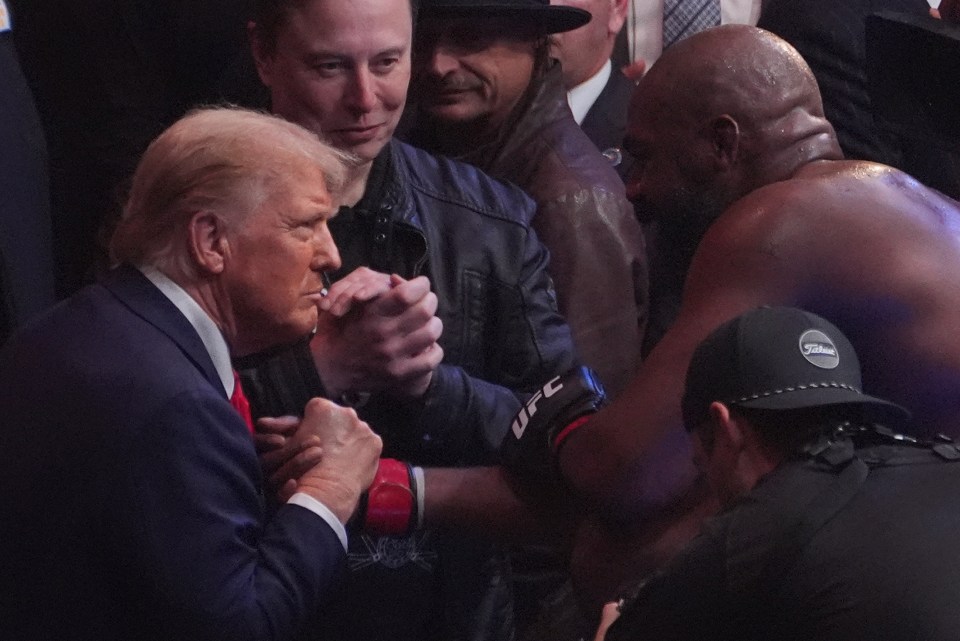 Presiden yang dipilih itu menyambut Jon Jones selepas dia melakukan tarian di Madison Square Garden