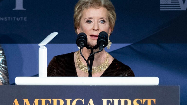 FAIL - Linda McMahon bercakap semasa gala Institut Dasar Pertama Amerika di estet Mar-a-Lago miliknya, 14 Nov. 2024, di Palm Beach, Fla.