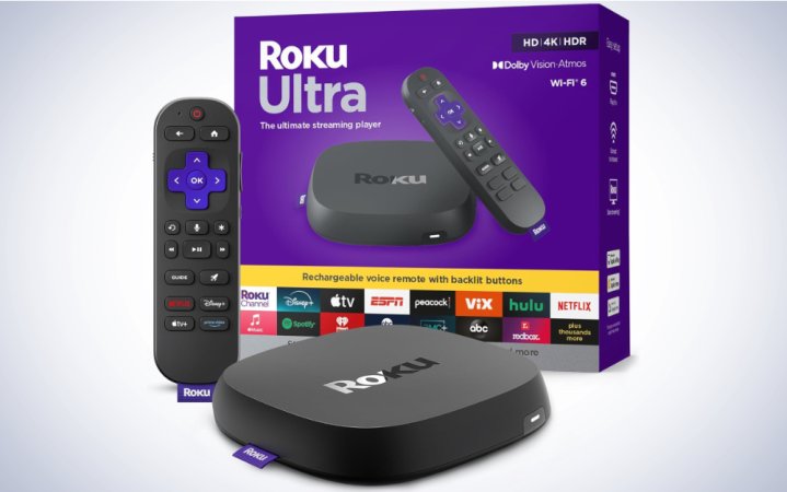   Roku Ultra 2024 pada latar belakang putih biasa.