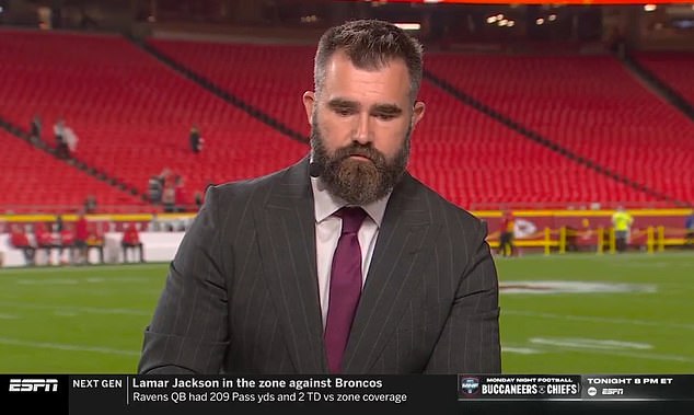 Kelce mengeluarkan permohonan maaf dalam siaran pada Monday Night Football ESPN kerana memecahkan telefon peminat