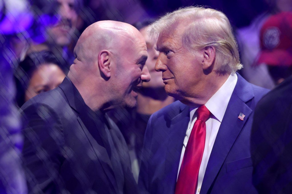 Ketua Pegawai Eksekutif UFC Dana White berbual dengan Presiden terpilih Donald Trump di tepi gelanggang semasa UFC 309 di Madison Square Garden.