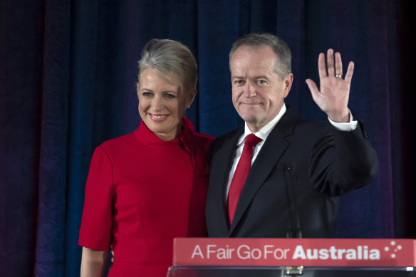 Shorten, bersama isteri Chloe, mengaku kalah selepas pilihan raya 2019.