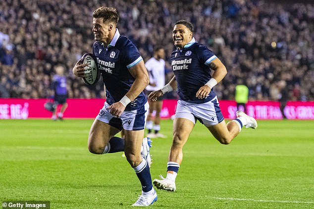 Huw Jones meraikan pencapaian dalam jaringan menentang Fiji bersama Sione Tuipulotu