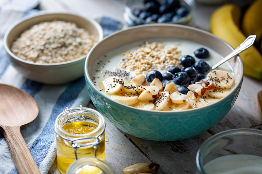 Beri biru, hirisan pisang, kepingan oat dan yogurt