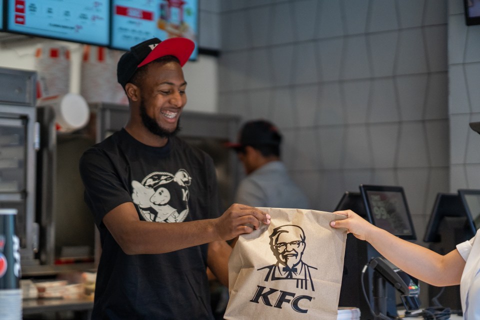 KFC berharap untuk mencari 700 kakitangan tetap baharu untuk bermula pada bulan Disember