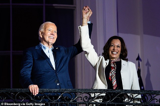 Presiden AS Joe Biden, kiri, dan Naib Presiden Kamala Harris di Balkoni Truman di Rumah Putih di Washington, DC