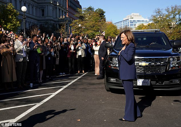 Naib Presiden AS Kamala Harris bertindak balas ketika kakitangan pentadbiran memujinya di luar Rumah Putih di Washington.