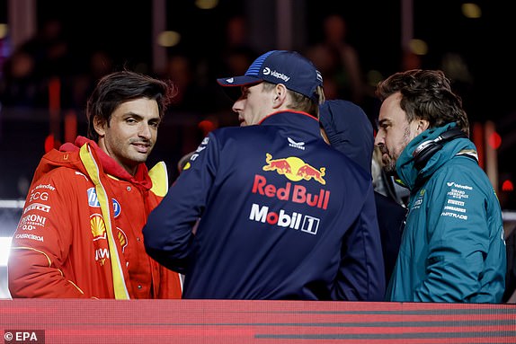 epa11737529 Pemandu Scuderia Ferrari Carlos Sainz Jr. (L) dari Sepanyol, pemandu Red Bull Racing Max Verstappen (C) dari Belanda dan pemandu Aston Martin Fernando Alonso (R) dari Sepanyol mengambil bahagian semasa perbarisan pemandu sebelum Grand Prix Formula Satu Las Vegas di Litar Las Vegas Strip di Las Vegas, Nevada, Amerika Syarikat, 23 November 2024. EPA/SHAWN THEW