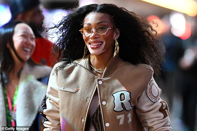 Model Kanada Winnie Harlow berjalan di sekitar paddock menjelang perlumbaan pada hari Sabtu