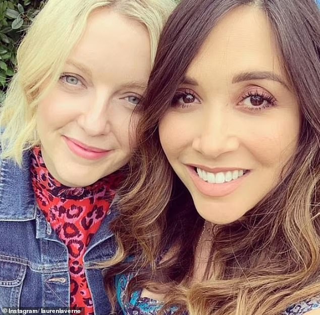 Berikutan pengumuman kansernya pada bulan Ogos, Lauren Laverne dibanjiri dengan mesej daripada peminat dan beberapa rakan selebritinya (bergambar bersama Myleene Klass, kanan)