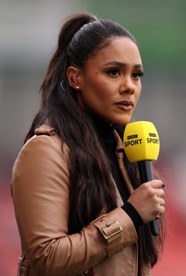 Alex bercakap sebelum perlawanan Liga Super Wanita Barclays FA antara Wanita Manchester United dan Wanita Manchester City