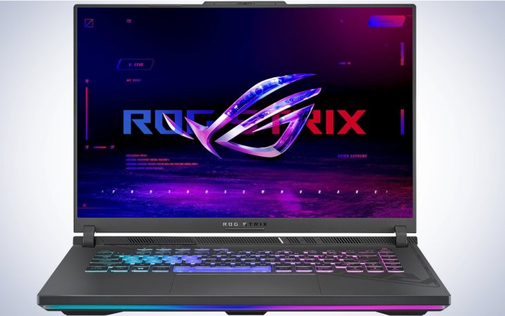   ASUS ROG Strix G16 pada latar belakang putih biasa.