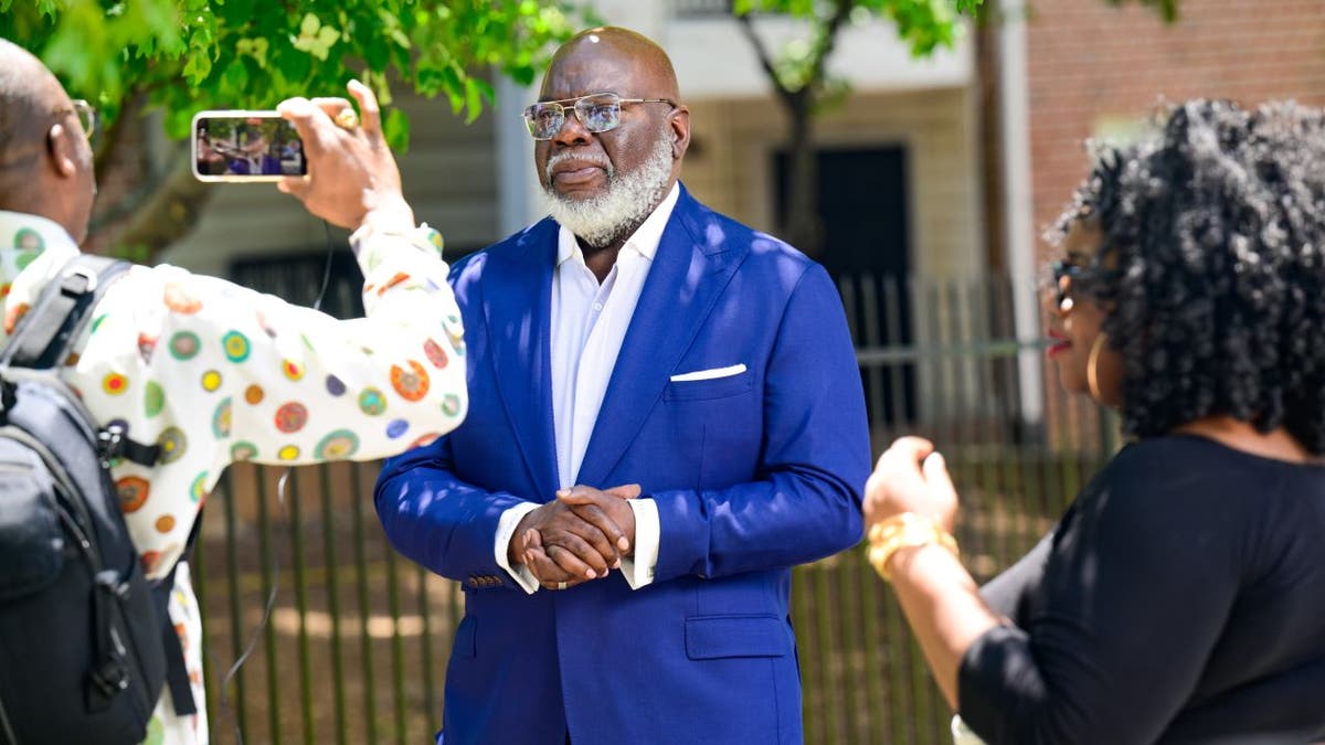 TD Jakes berdiri di luar