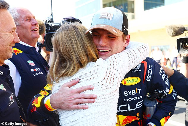 Halliwell mengucapkan tahniah kepada Verstappen dengan pelukan selepas menamatkan podium di Texas bulan lepas