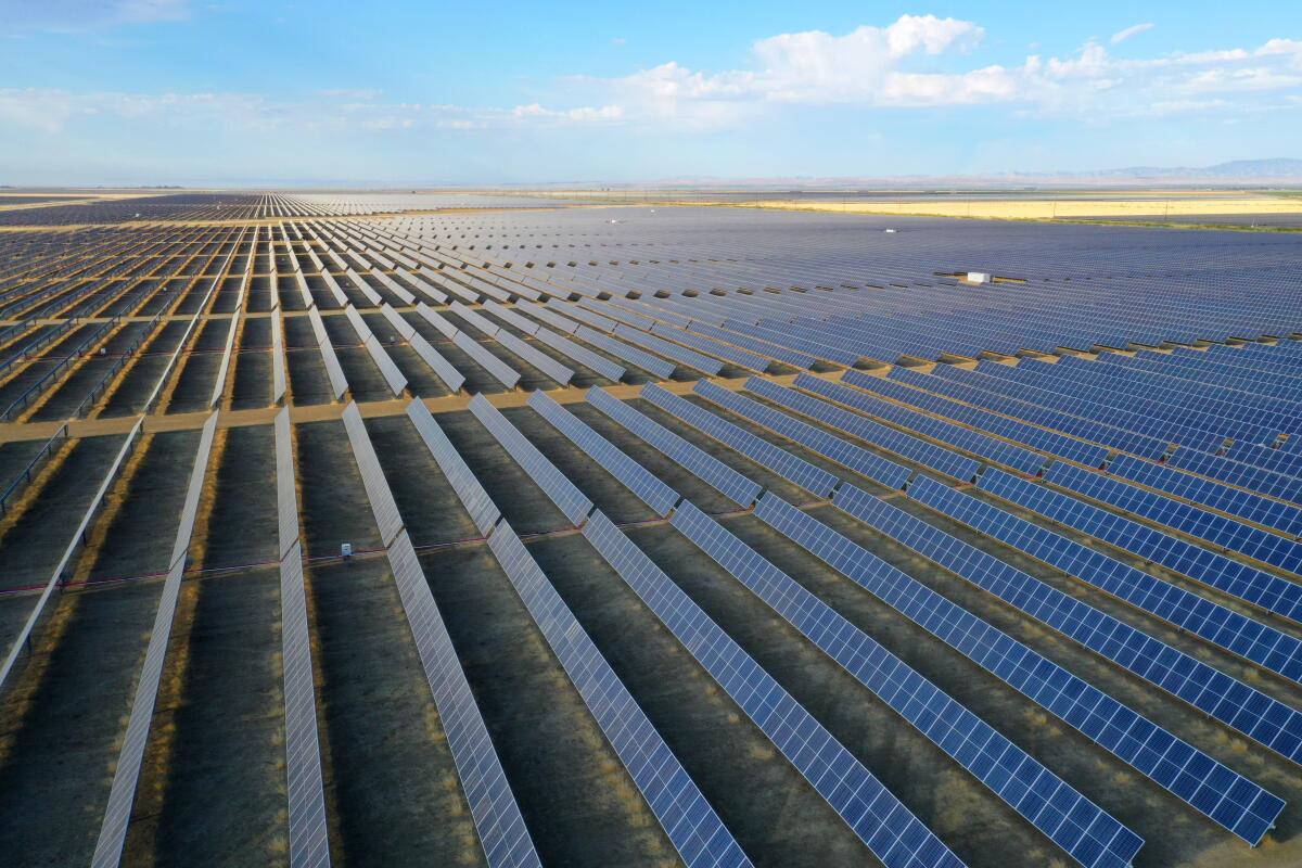 Foto panel solar di Westlands Solar Park, loji tenaga solar terbesar di Amerika Syarikat.