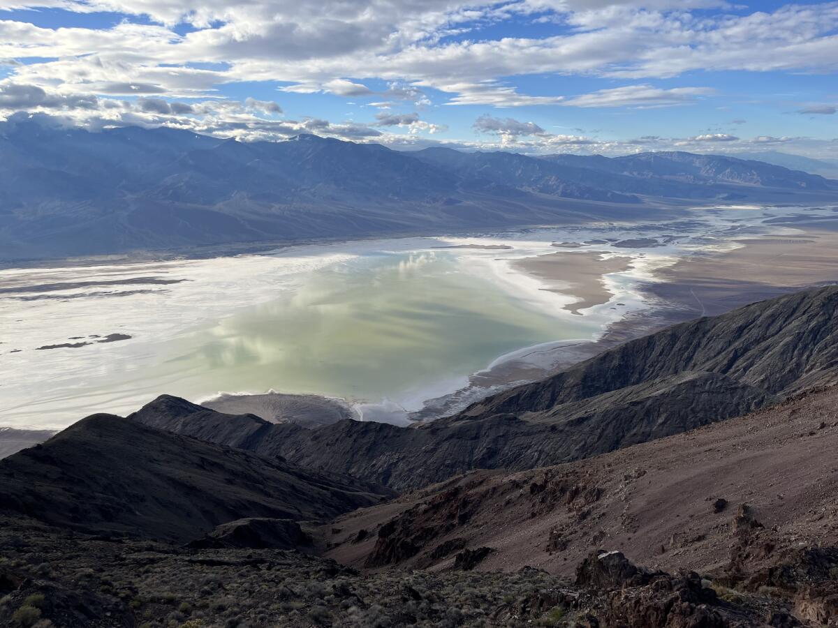 Pemandangan Tasik Manly di Death Valley.