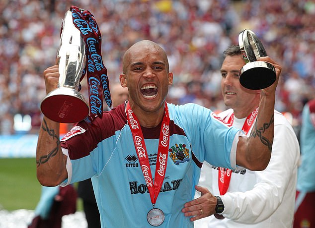 Carlisle dinamakan sebagai pemain terbaik perlawanan apabila dia membantu Burnley memenangi perlawanan play-off Kejohanan menentang Sheffield United di Wembley pada Mei 2009.