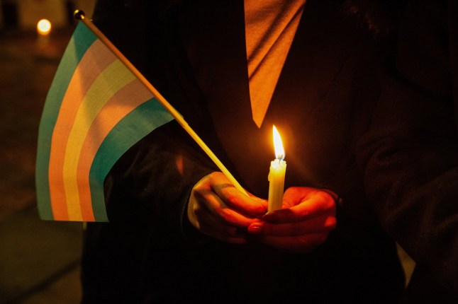 BOGOTA, COLOMBIA - 20 November 2023: Seorang penunjuk perasaan memegang lilin dan bendera transgender semasa tunjuk perasaan. Demonstrasi di Bogota?? sempena Hari Peringatan Hari Transgender Antarabangsa untuk menghormati ingatan ahli komuniti trans yang terbunuh. Colombia dikatakan negara kedua dengan jumlah mangsa tertinggi di Amerika Latin. (Foto oleh Antonio Cascio/Imej SOPA/LightRocket melalui Getty Images)