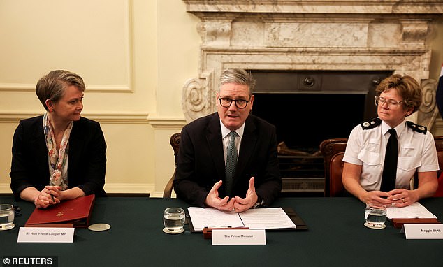 Keir Starmer di Downing Street hari ini apabila tindak balas perniagaan semakin meningkat