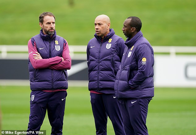 Paul Nevin (tengah), Jimmy Floyd Hasselbaink (kanan) dan Chris Powell (tidak dalam gambar) bekerja dengan pasukan senior di bawah Gareth Southgate.