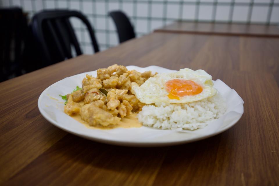 Nasi ayam dengan telur masin