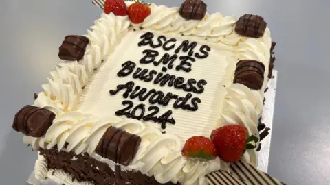 Kek John Wright / BBC BSCMA BME Business Awards 2024 dengan sayu coklat