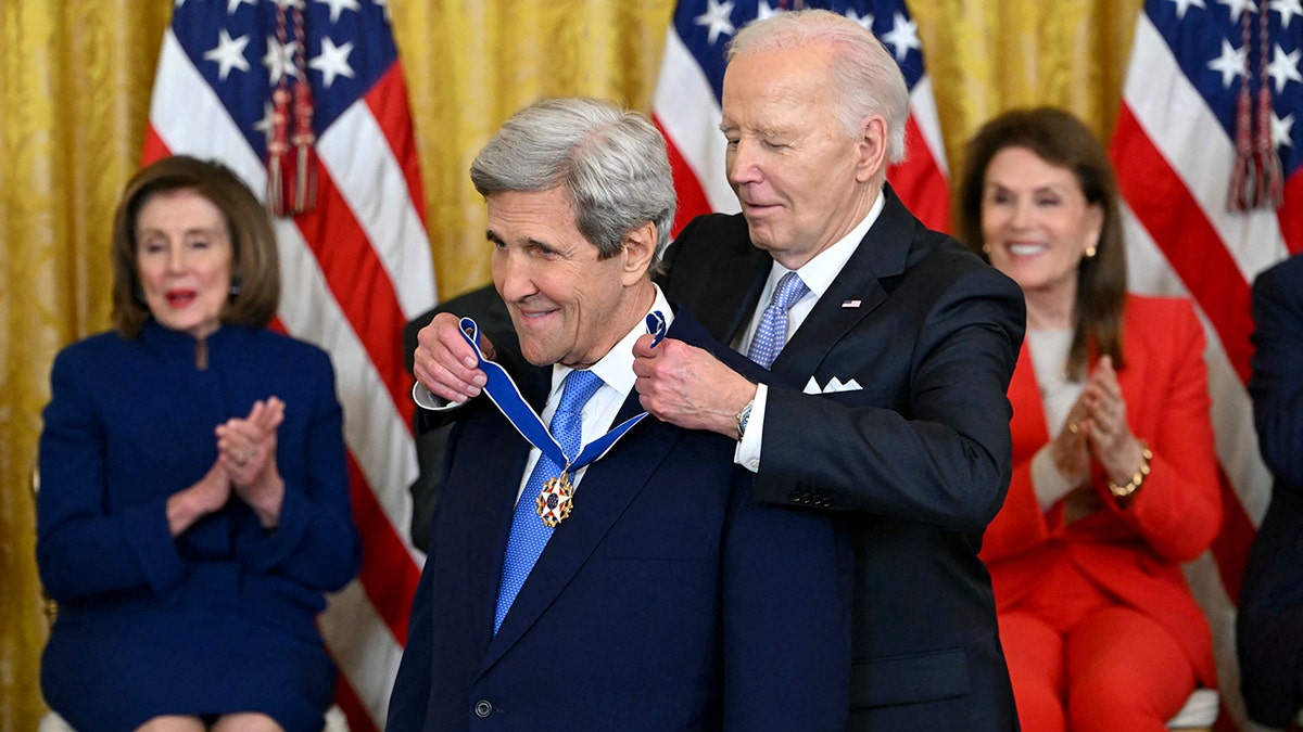 Presiden Biden menghadiahkan John Kerry dengan Pingat Kebebasan Presiden