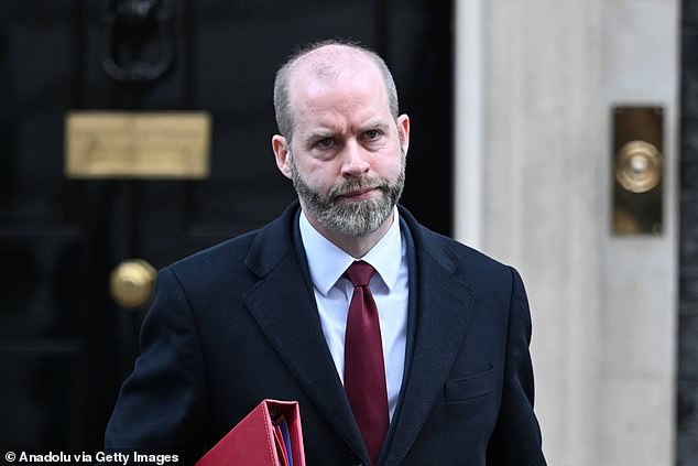 Setiausaha Perniagaan Jonathan Reynolds digambarkan meninggalkan Downing Street pagi ini. Dia berkata hari ini adalah 