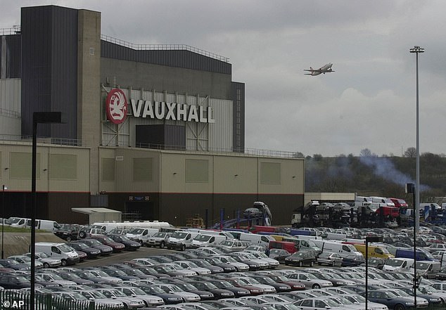 Loji Vauxhall Luton terletak hanya satu batu dari Lapangan Terbang Luton (gambar pada tahun 2002).