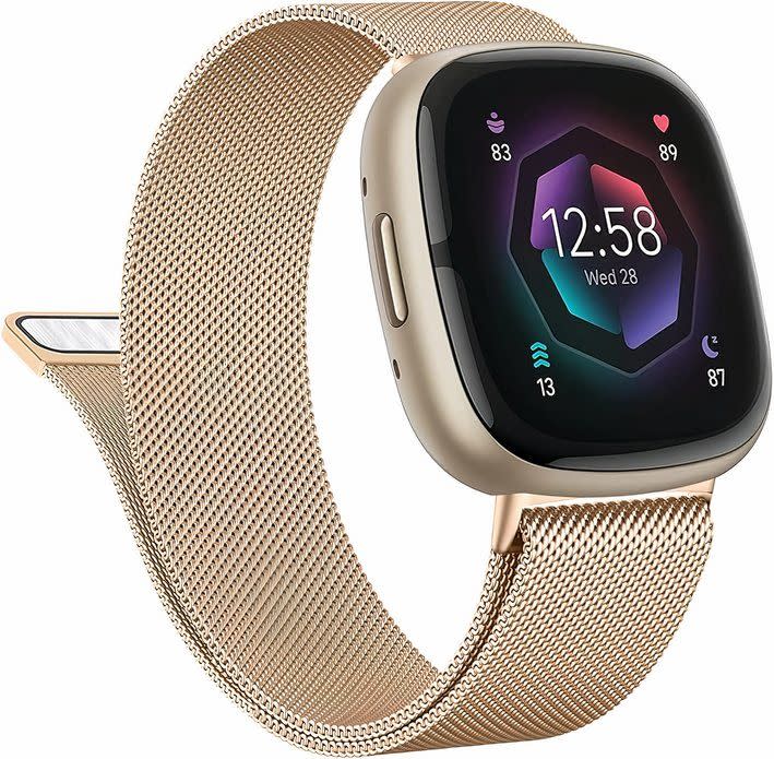 Tali logam Vanjua untuk Fitbit Versa 4 bersudut ke kanan pada latar belakang putih