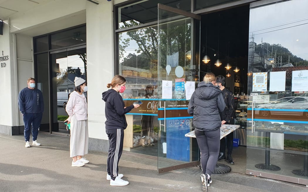 Pelanggan beratur untuk dibawa pulang di Olaf's Cafe. Mount Eden, hari pertama Auckland di Tahap 3 selepas lima minggu berkurung.