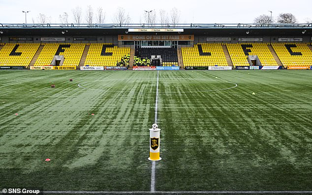 Livingston adalah salah satu kelab pertama yang mendaftar untuk jualan 'padang maya', walaupun bermain di atas plastik!