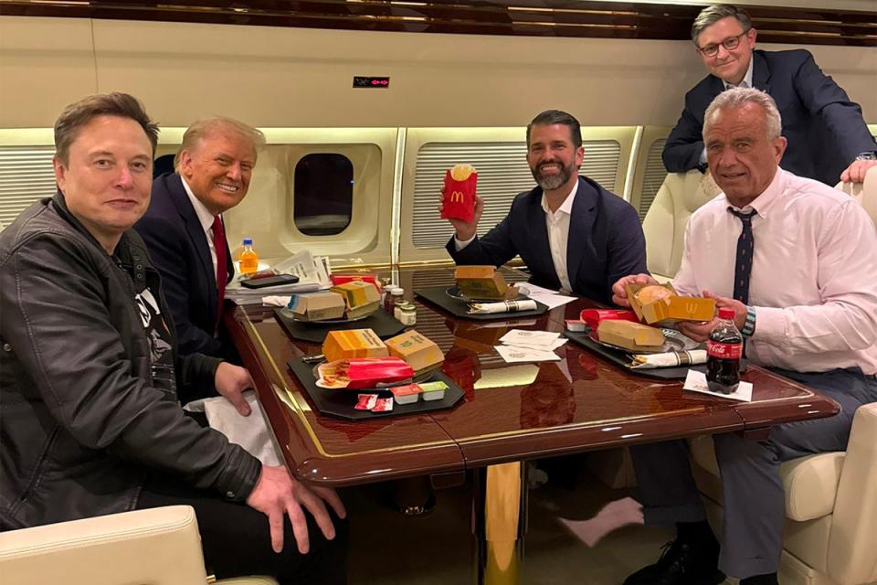 Trump, Elon Musk, Donald Trump Jr., RFK Jr. dan Speaker Mike Johnson duduk di McDonald's (Donald Trump Jr./x)