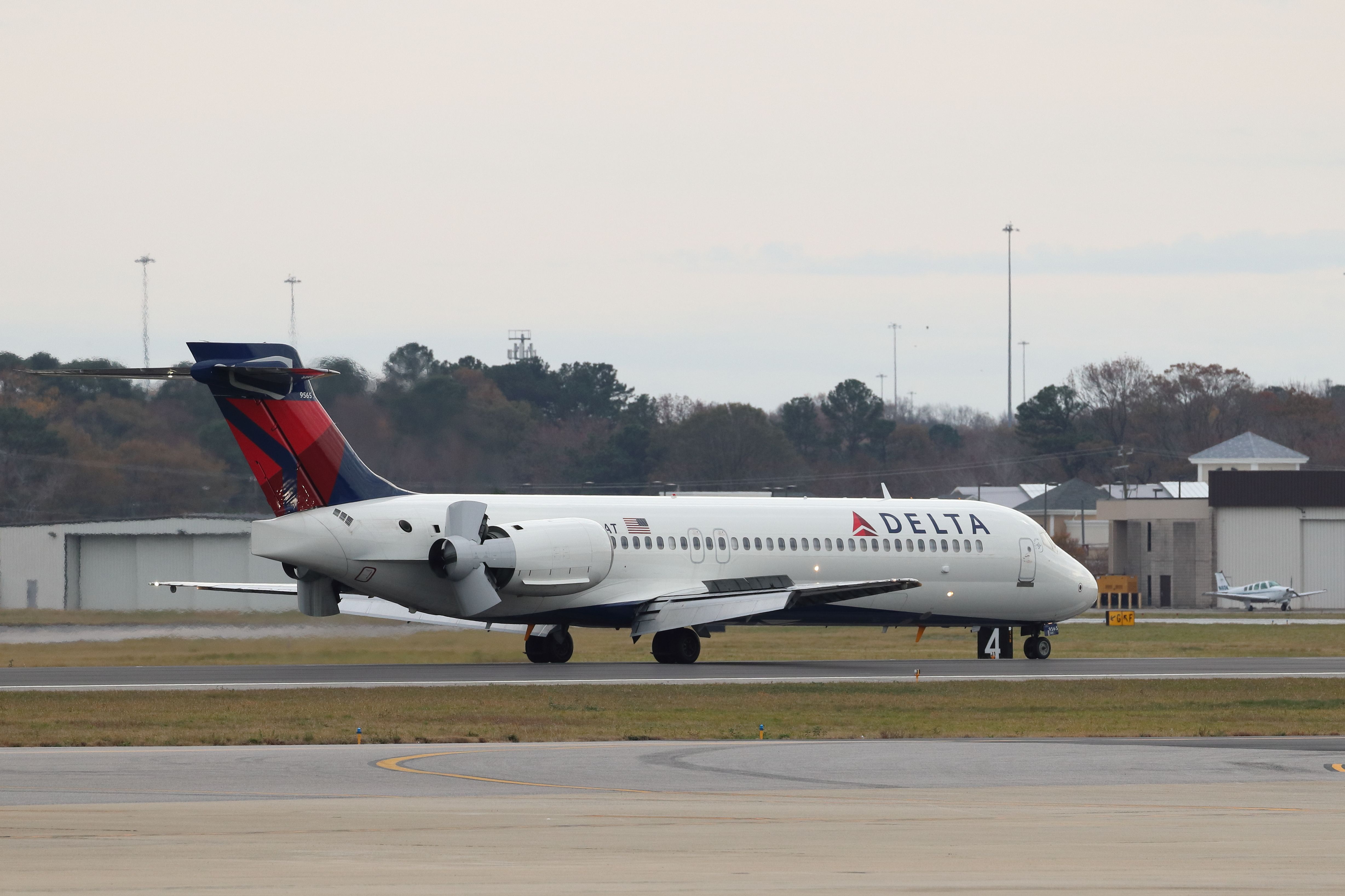 Sebuah Boeing 717-200 Delta Air Lines perlahan di landasan.