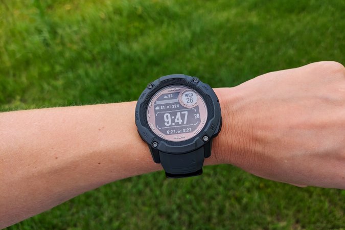     Garmin Instinct 2X Solar pada pergelangan tangan anda