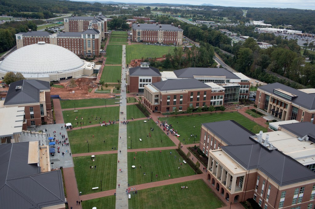 Pelajar bersosial di halaman kampus Universiti Liberty semasa hujung minggu tamat pengajian pada 20 Okt. 2018 di Lynchburg, Virginia.