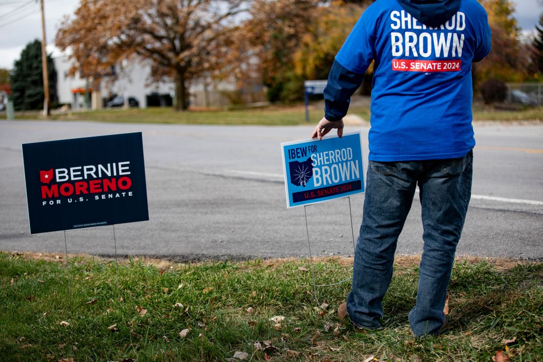 Penyokong Senator AS Sherrod Brown di seberang jalan dari acara kempen untuk calon Republikan ketika itu untuk Senat AS Bernie Moreno pada 1 November 2024, di Ohio.