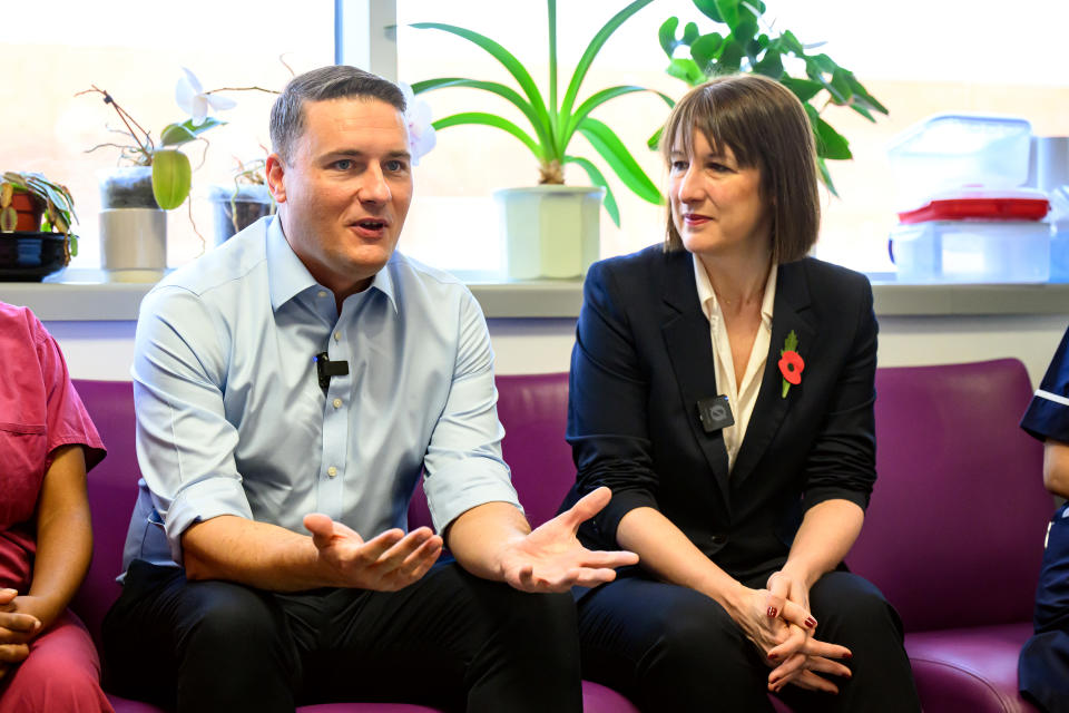 LONDON, ENGLAND – 28 OKTOBER: Canselor Perbendaharaan Rachel Reeves (kanan) dan Setiausaha Kesihatan Wes Streeting (kiri) bercakap dengan kakitangan semasa lawatan ke Hospital St George pada 28 Oktober 2024 di London, England. Reeves dan Streeting melawat Hospital St George sebelum belanjawan musim luruh pada hari Rabu. Bajet itu akan menjadi yang pertama dibentangkan oleh Reeves dan kerajaan Buruh baharu. (Foto oleh Leon Neal/Getty Images)