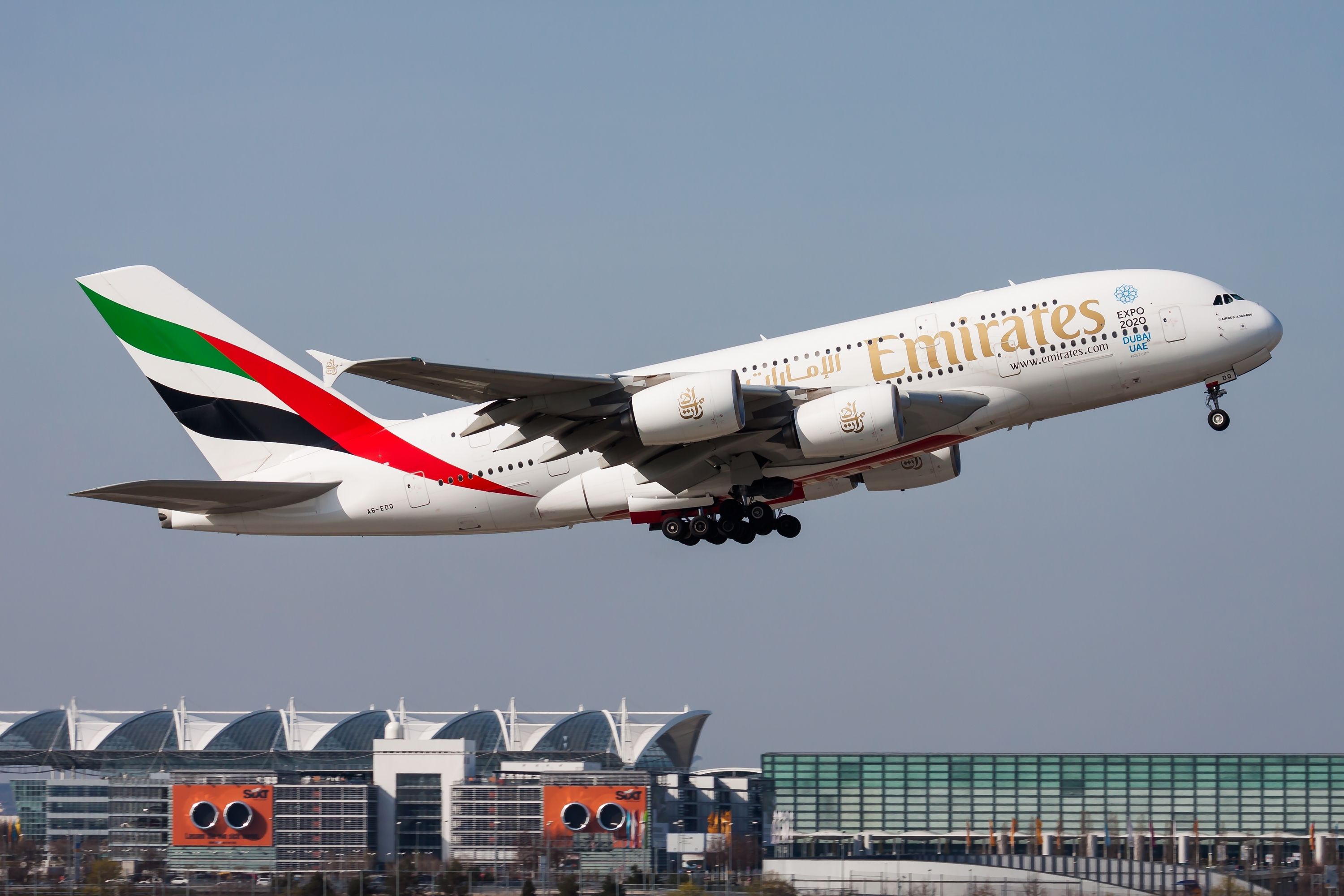 Emirates Airbus A380 berlepas dari Lapangan Terbang Munich MUC shutterstock_2341930795