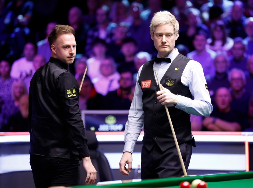 Judd Trump dan Neil Robertson kecewa dengan keadaan permainan di Kejohanan British selepas pertembungan pusingan pertama mereka.