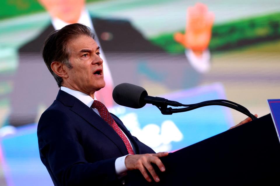 Calon Senat AS dari Republikan Pennsylvania Dr. Mehmet Oz bercakap semasa perhimpunan pra-pilihan raya yang diadakan oleh bekas Presiden AS Donald Trump bagi menyokong calon Republikan di Latrobe, Pennsylvania, AS, 5 November 2022. REUTERS/Mike Segar