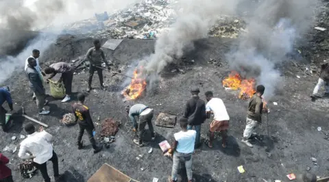 BBC Men di Agbobloshie membuang kabel dan plastik yang terbakar.