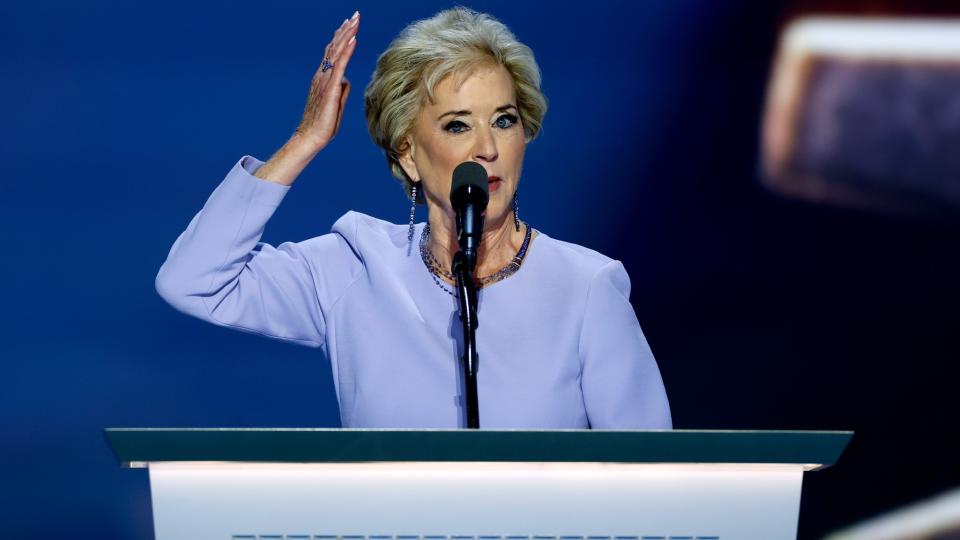     Linda McMahon di atas podium dalam sut ungu memberikan ucapan di Konvensyen Kebangsaan Republikan 2024. 