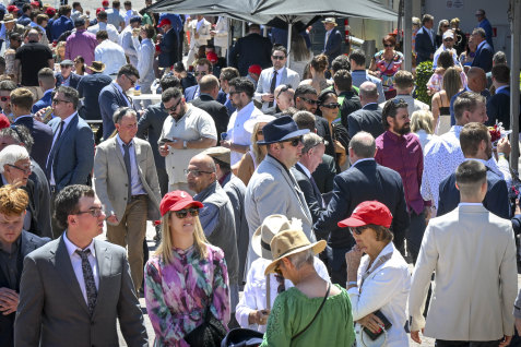 Orang ramai menghadiri perlumbaan Cox Plate di Moonee Valley Racing Club.